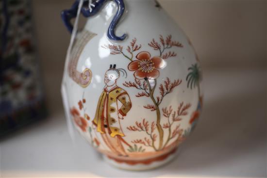 A Chinese export bottle vase, c.1700, height 22.5cm